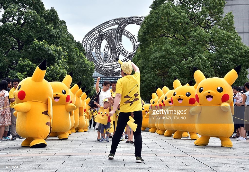Mascot Pikachu diễu hành