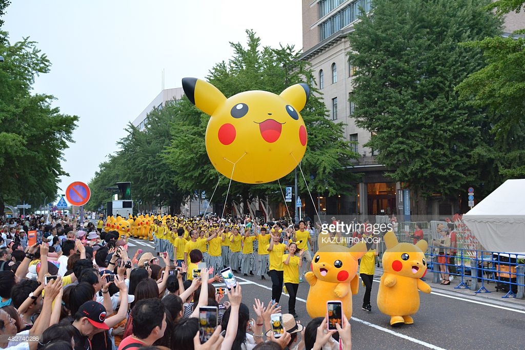 Mascot đầu Pikachu diễu hành 
