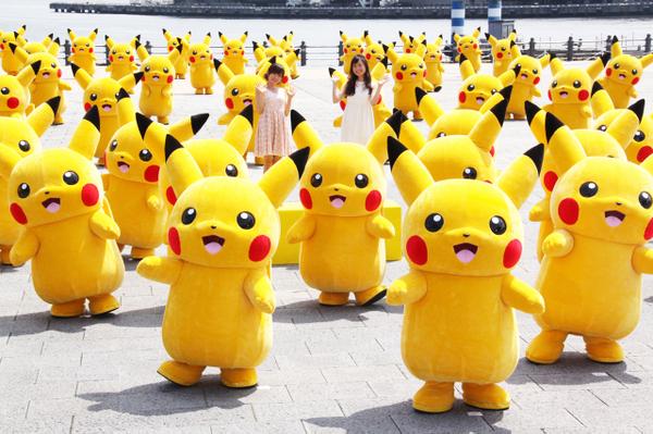 Mascot Pikachu trên đường phố