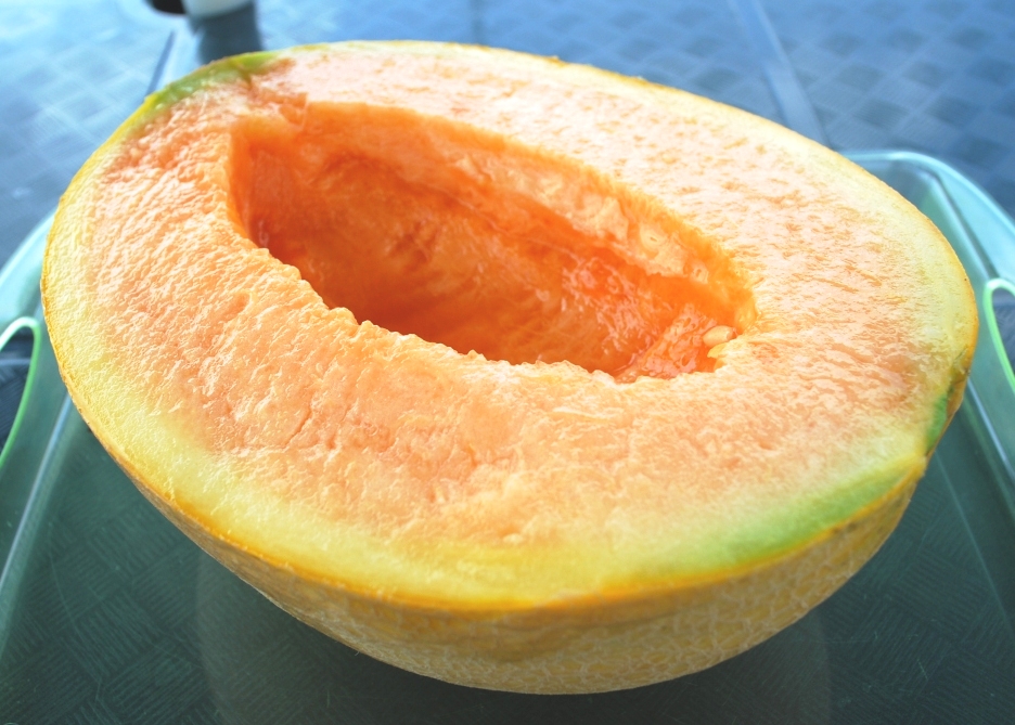 Half_cut_of_Yubari_melon