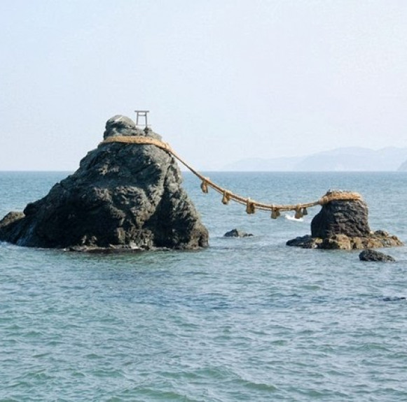Thăm cặp đá vợ chồng trong vịnh ở Nhật Bản