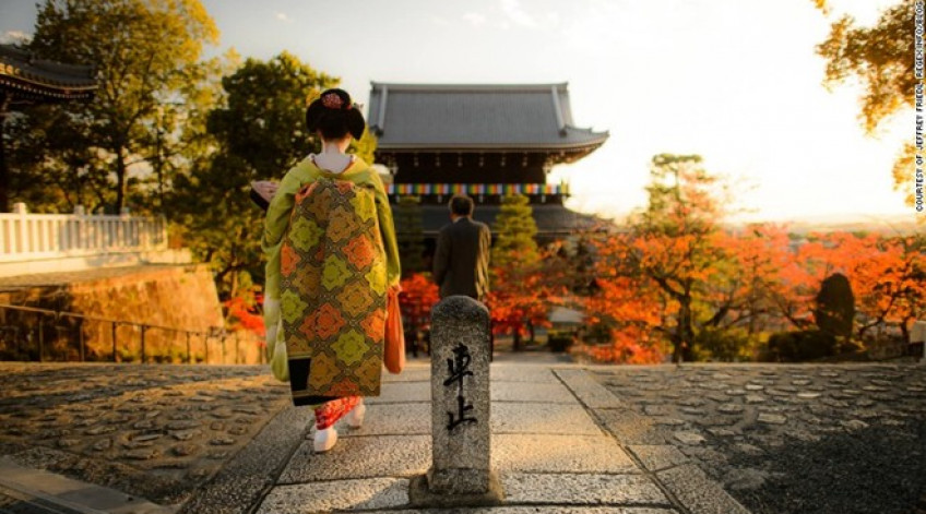 Ở cố đô xứ mặt trời mọc, bạn có thể bắt gặp những cô gái mặc các bộ trang phục kimono truyền thống nhẹ nhàng dạo bước trên phố. Đây là một hình ảnh đặc trưng của Nhật Bản.