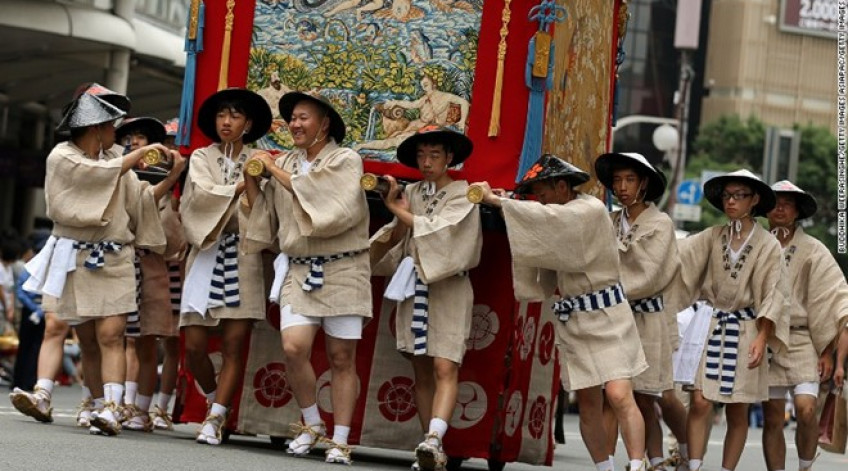 Bắt nguồn từ thế kỷ thứ 9, lễ hội Gion Kyoto thường niên là một trong 3 lễ hội lớn nhất Nhật Bản. Lễ hội là một phần nghi lễ cúng tế các vị thần tạo ra lửa, động đất và lũ lụt.