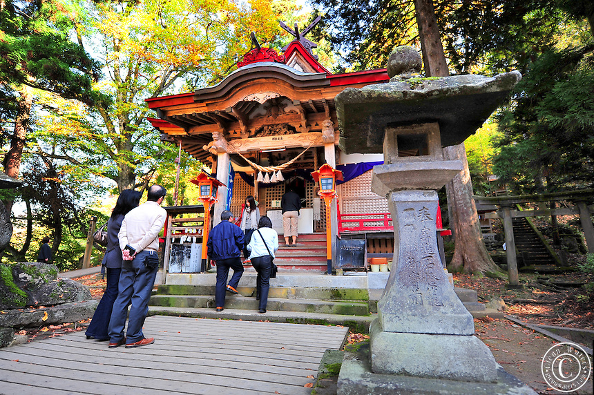eeb5bc7f2d3a419be33b3625d62a1e95 Japan-Shinto-Shrine-Mountains