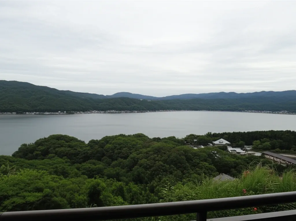 Từ tháp canh Bảo tàng Hakone Sekisho nhìn ra Hồ Ashi và cảnh quan xung quanh