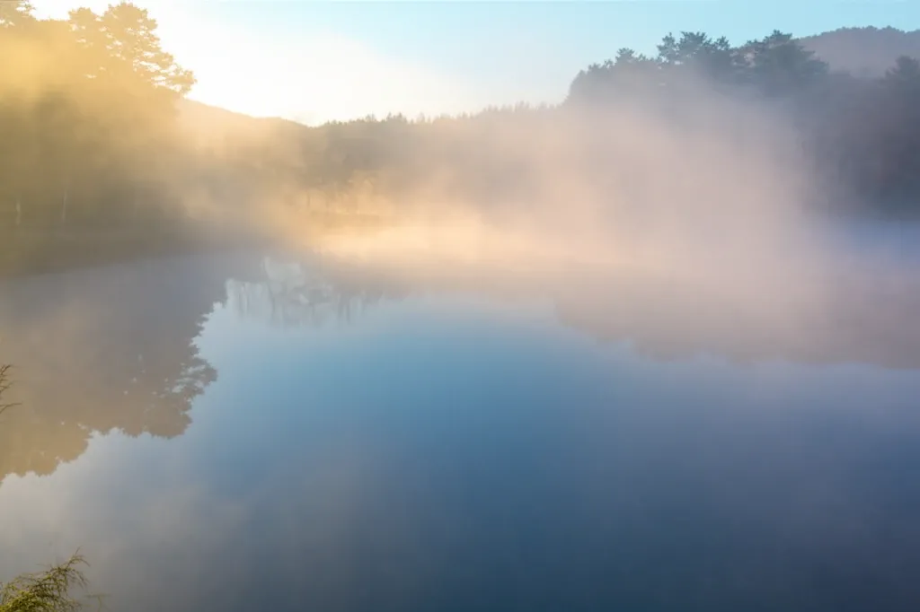 Hồ Kinrin ở Yufuin vào buổi sáng sớm với lớp sương mù huyền ảo bao phủ, tạo nên khung cảnh lãng mạn và yên bình.