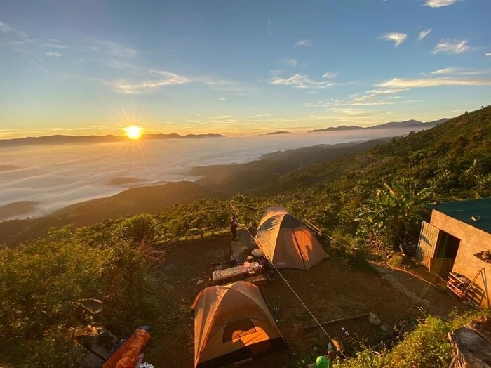 Cắm trại trên núi với khung cảnh tuyệt đẹp