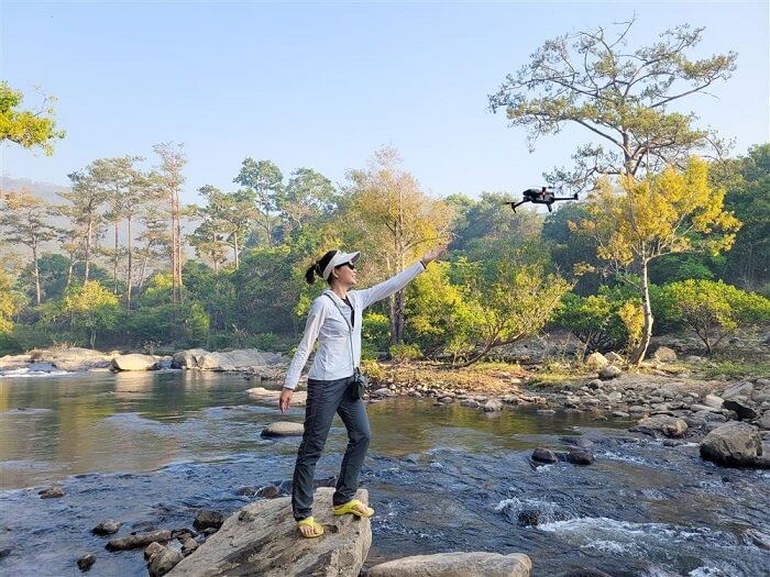 Chụp ảnh giữa dòng suối